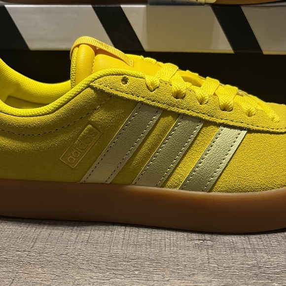 NWT Adidas Women's VL Court 3.0 'Yellow Gold Metallic' Shoes JP5328 - Picture 3 of 10